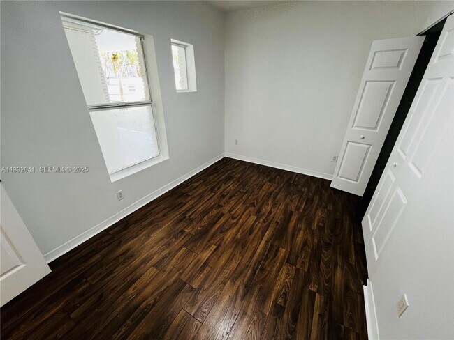 Building Photo - 946 Bay Dr