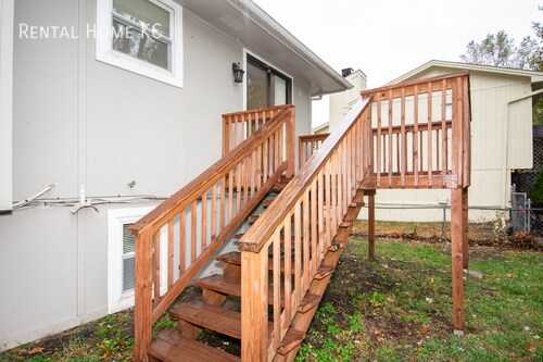 Building Photo - Roomy duplex w/ Finished Lower Level + Fen...