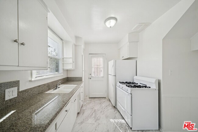 Building Photo - 5329 Vantage Ave