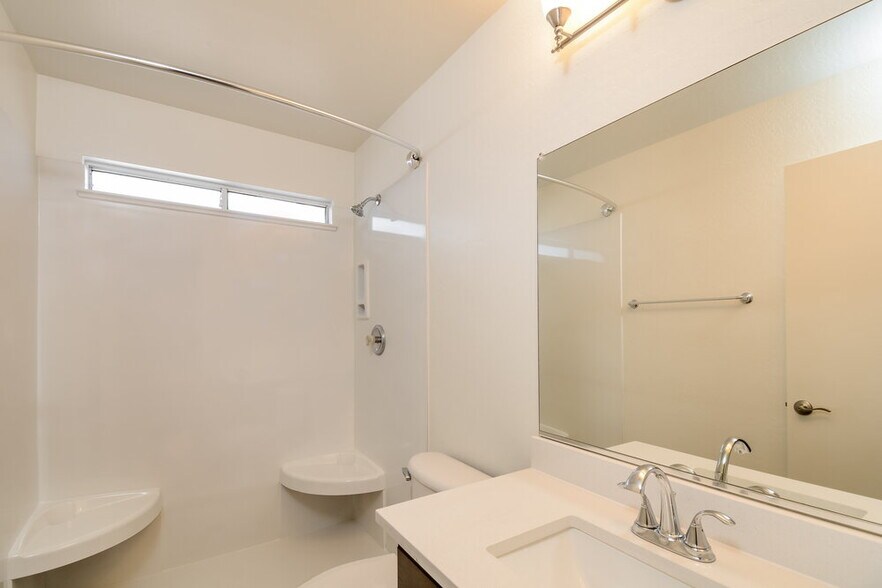 Building Photo - 12422 W Sharon Dr