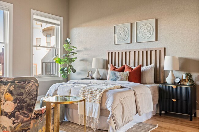 Building Photo - Gorgeous loft style condo in Downtown FC!