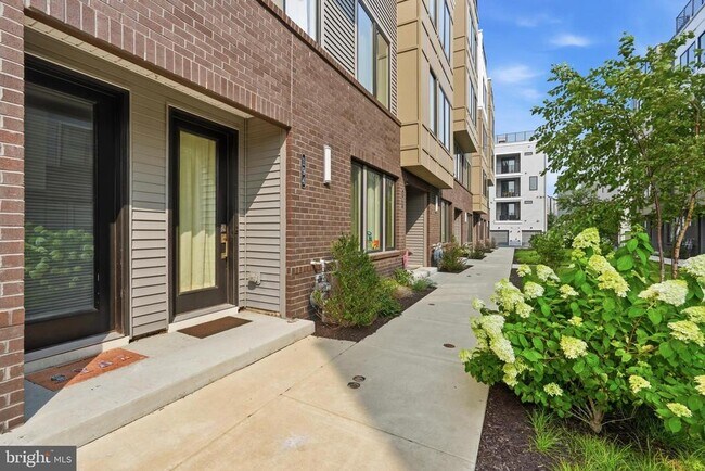 Building Photo - 3001 Cityview Walk