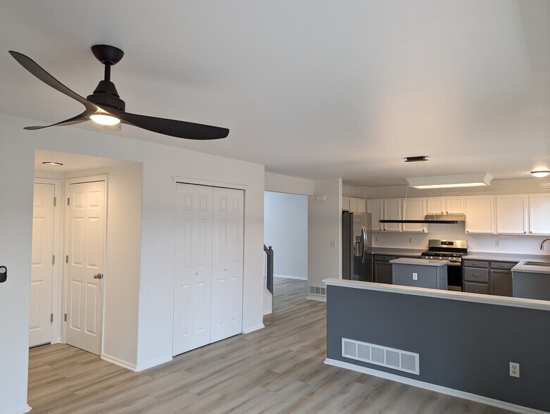 Building Photo - 9464 W Hinsdale Pl