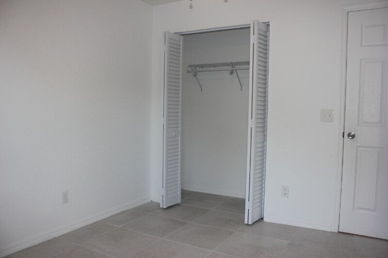 Building Photo - 1123 8th Ave Dr E