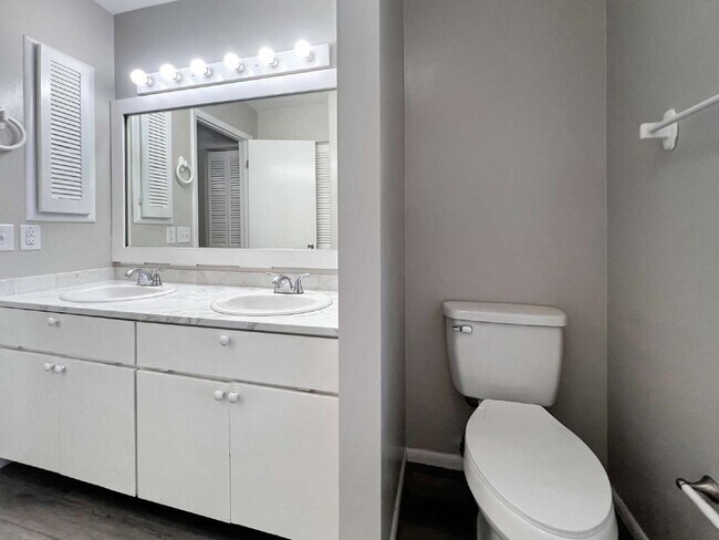 Building Photo - Cozy Inside, Spacious Outside: Fort Myers 2 Bed / 1 Bath + Giant Lawn + W/D Hookups — Pets Accepted