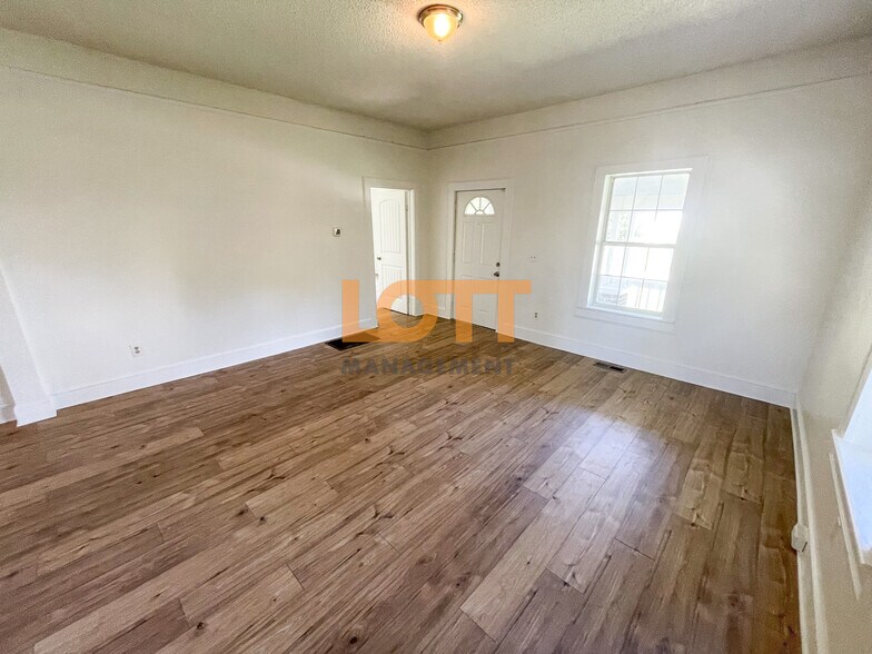 Building Photo - 129 4th St