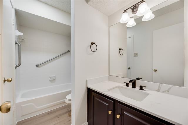 Building Photo - 708 Woodbend Dr
