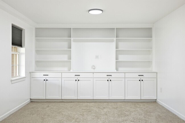 Building Photo - 1600 Old Brook Rd