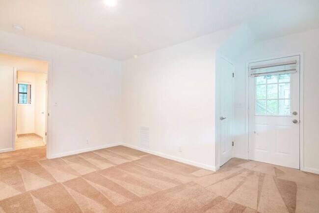Building Photo - Beautiful custom home on 2.5 private acres!