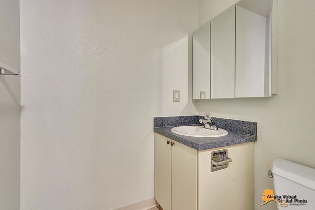 Building Photo - Cozy Condo for Rent in East Anchorage!