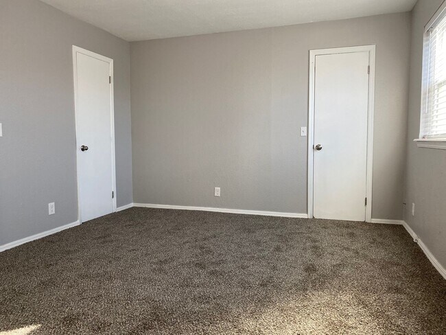 Building Photo - 2 Bedroom Duplex near lake Overholser