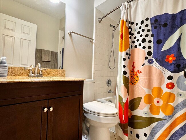 Building Photo - Close to Stonefield Shopping, UVA and walk...