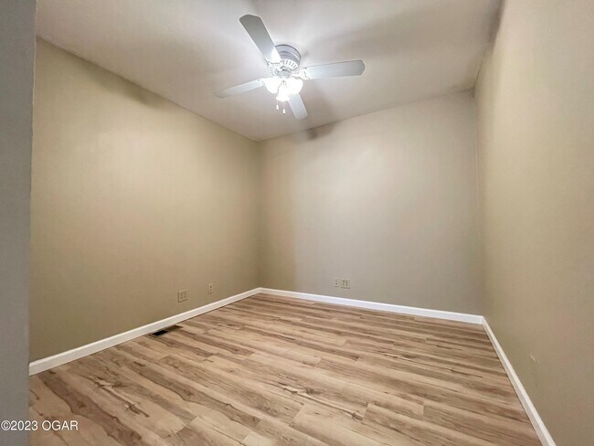 Building Photo - 913 Briarview Dr