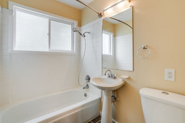 Building Photo - Beautiful 2 Bed, 1 Bath Rental Home in North Portland!