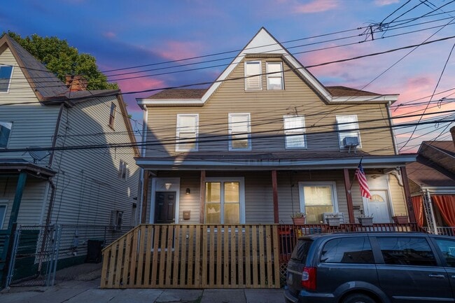 Building Photo - Beautifully renovated 4 bed, 2.5 bath, loc...
