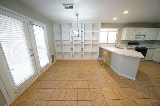 Building Photo - SHOWINGS AVAILABLE NOW