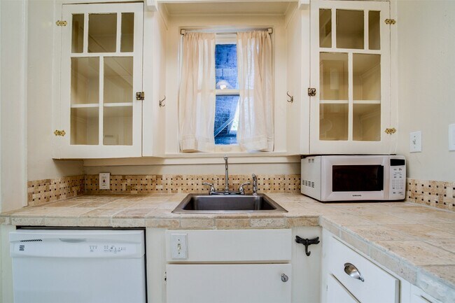 Building Photo - 1001 Bomar St