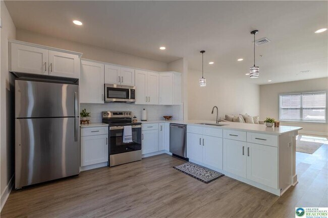 Building Photo - 1411 Greenview Dr