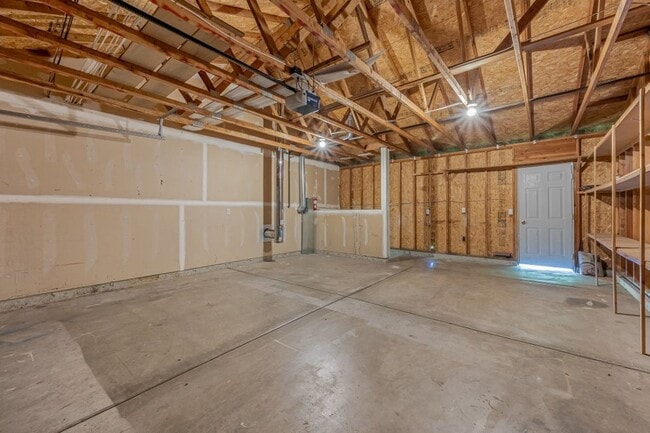 Building Photo - 4 bed 2 bath split level Hayden