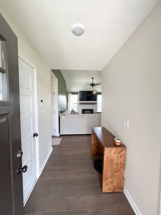 Building Photo - Charming Ranch-Style Home on a Large Corne...