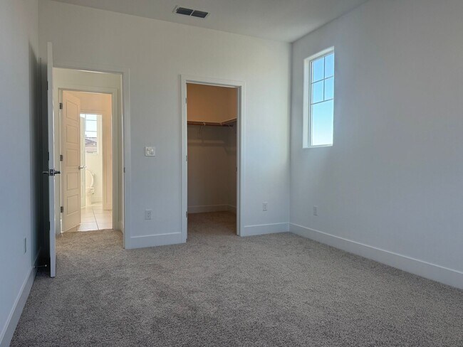 Building Photo - New Folsom home with solar!