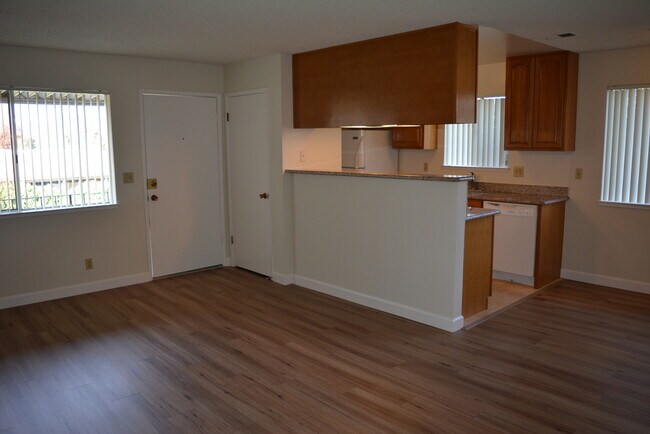 Building Photo - UPSTAIRS 2 BEDROOM UNIT IN A 4PLEX AT HAMILTON DOWNS