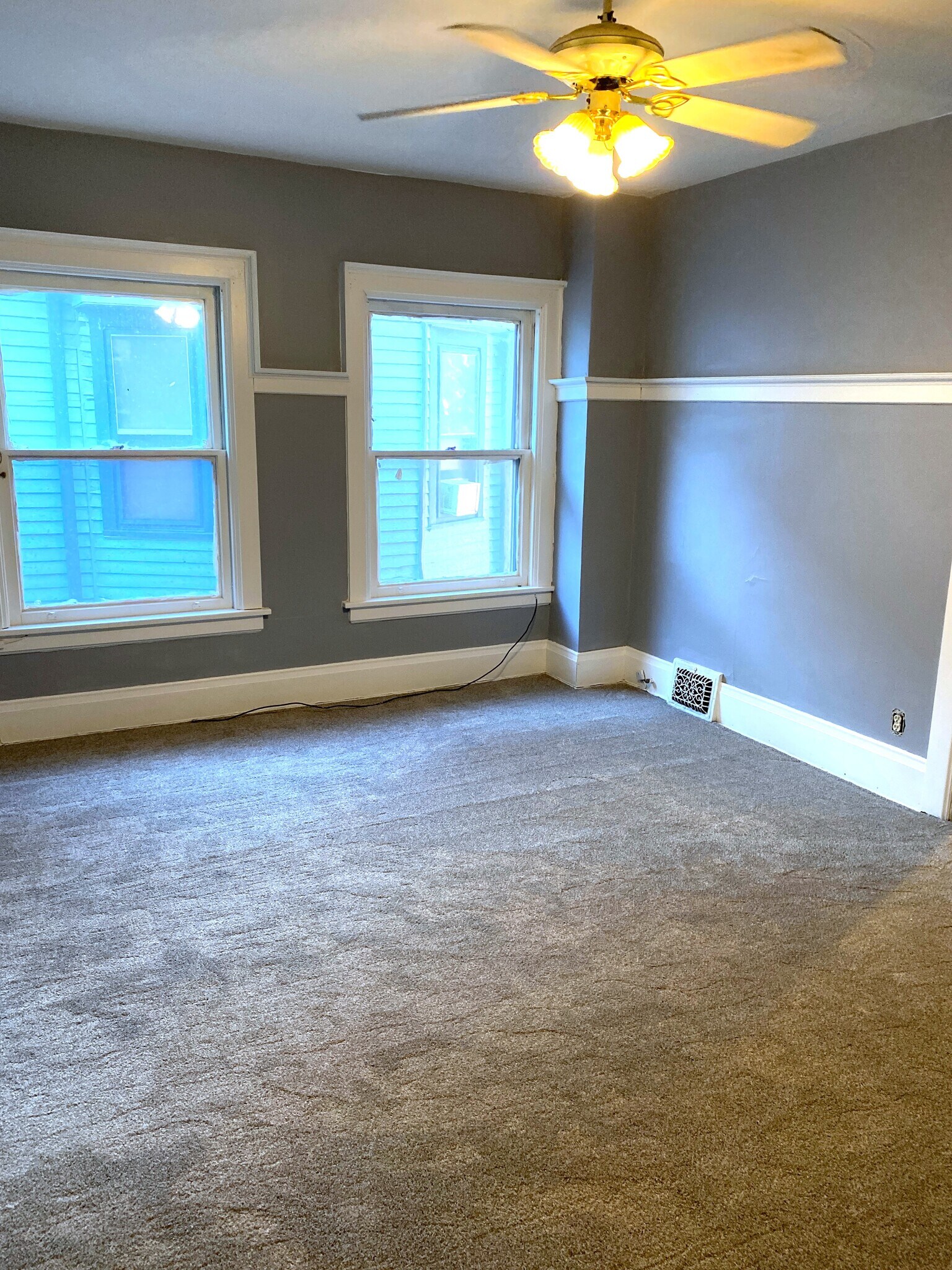 Building Photo - 916 W 9th St