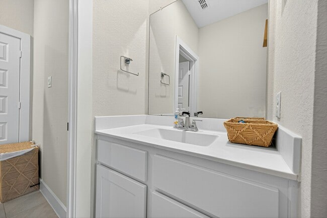 Building Photo - 7727 Pleasant Crst Dr