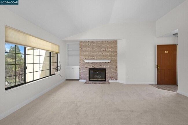 Building Photo - 5012 Lakeview Dr
