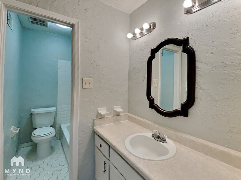 Building Photo - 2139 Oldfield Dr