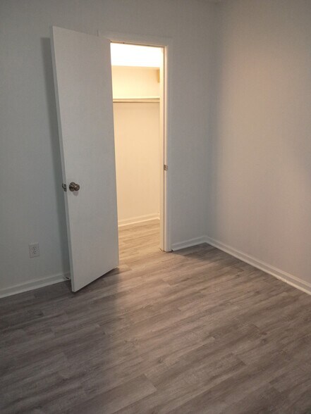 Building Photo - 14 Flint Dr