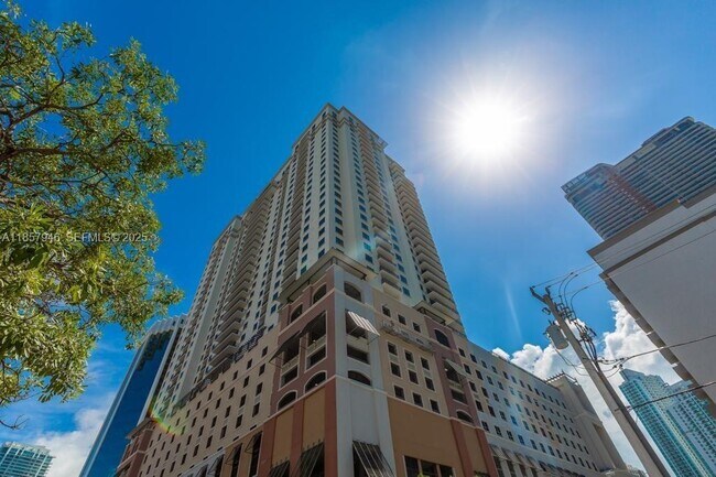 Building Photo - 999 SW 1st Ave