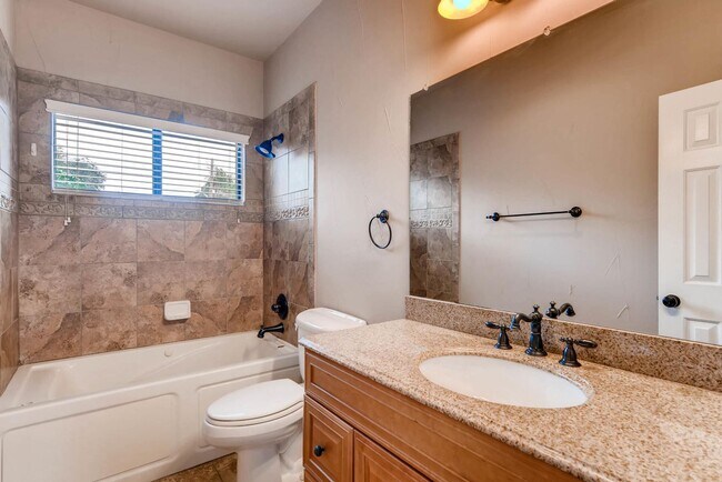 Building Photo - 906 Juniper St, Austin, Texas 78702