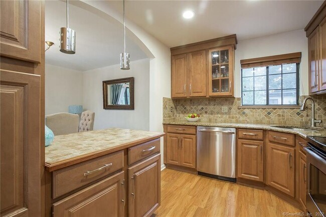 Building Photo - 197 Bridge St