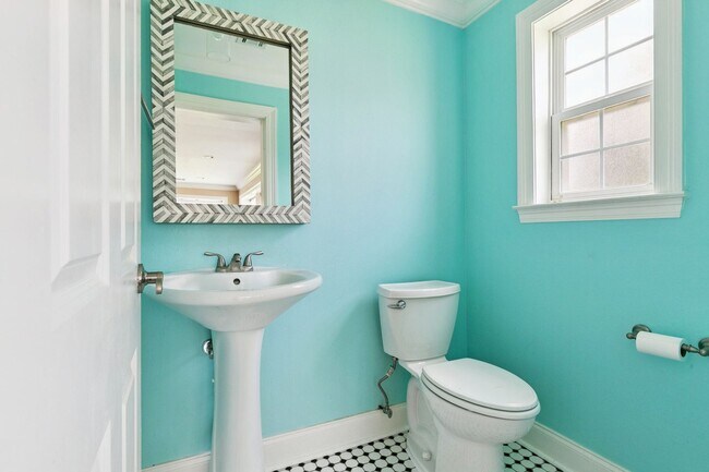 Building Photo - Charming Southern Oasis in the Heart of Ne...