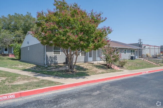 Building Photo - Shady Oaks Manor