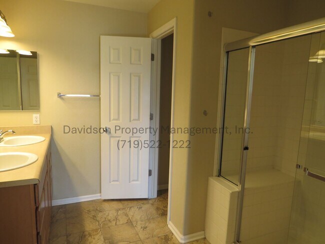 Building Photo - Charming 3 Bedroom Townhouse in South Colo...