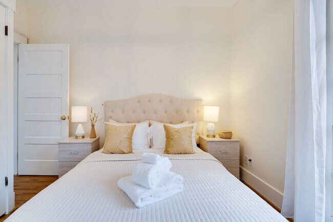 Building Photo - 2403 7th Ave W