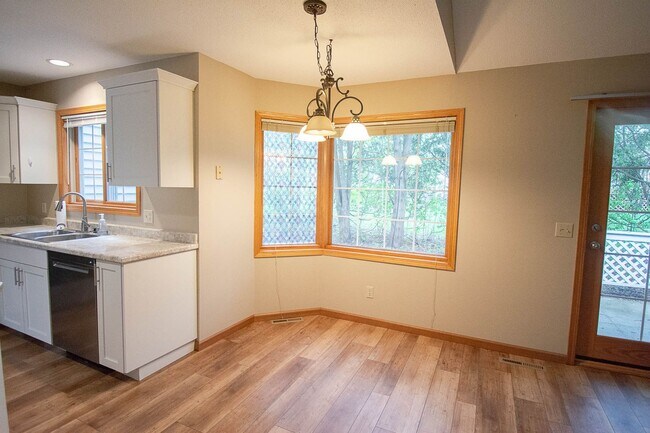 Building Photo - Bright Townhome with Fireplace & Nature Views