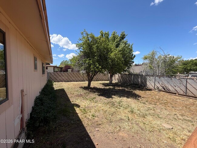 Building Photo - 366 W Tamarack Ln
