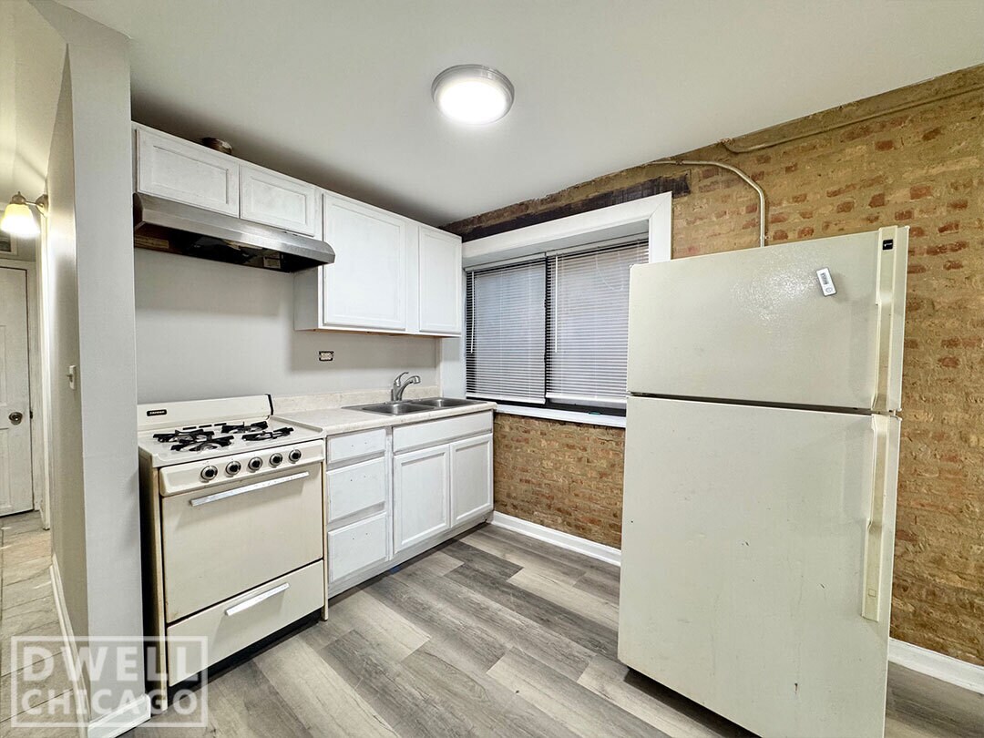 Building Photo - 2644 W Cermak Rd