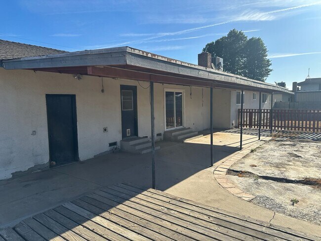 Building Photo - 11465 Ave 200