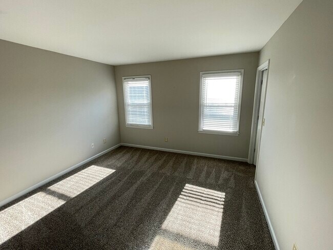 Building Photo - Fairmont Court townhome available close to...