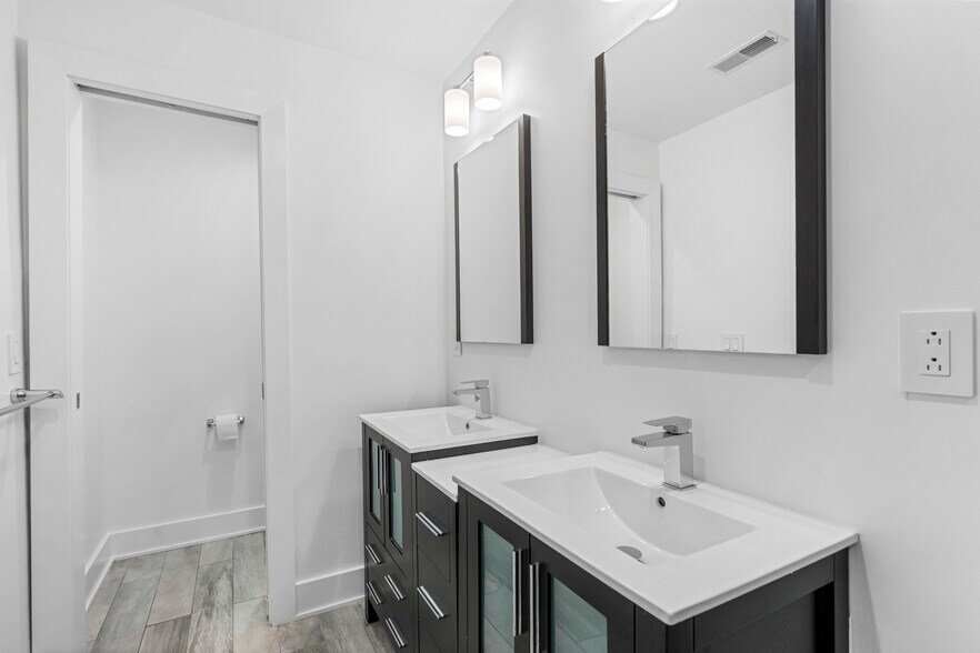 Bathroom - 1649 E Eyre St