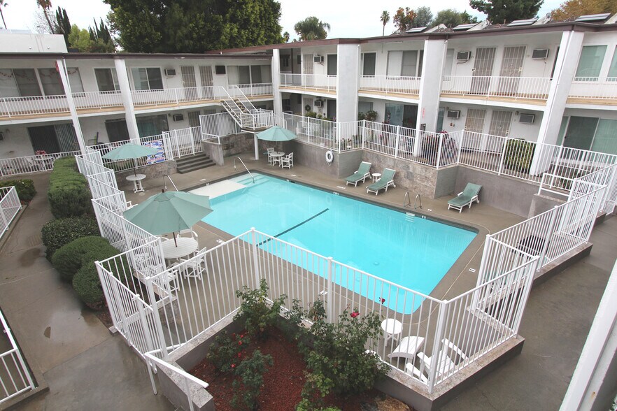 Courtyard/Pool - 4800 Woodley Ave