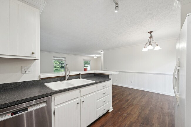 Building Photo - 2025 Shenandoah Rd