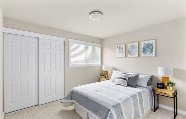 Building Photo - 3 Bed, 1.5 Bath, Remodeled Townhome is Ava...