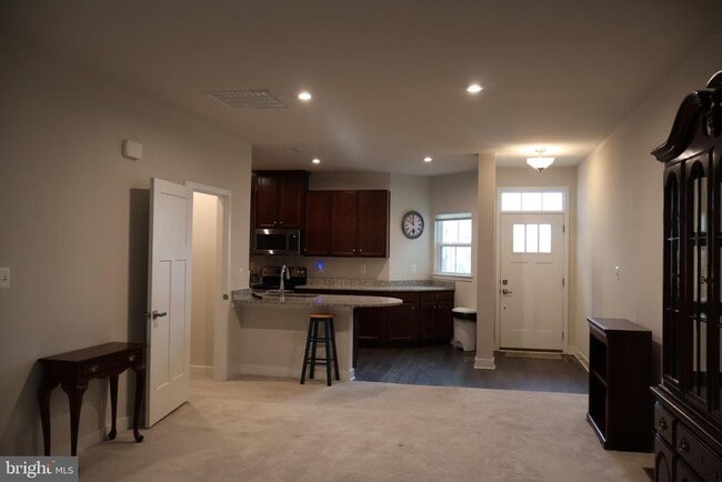 Building Photo - 659 Thomas Penn Dr