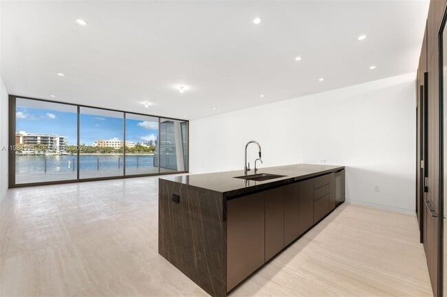 Building Photo - 5 Grove Isle Dr