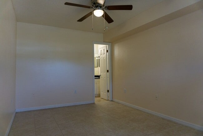Building Photo - 2204 Fan Palm Dr